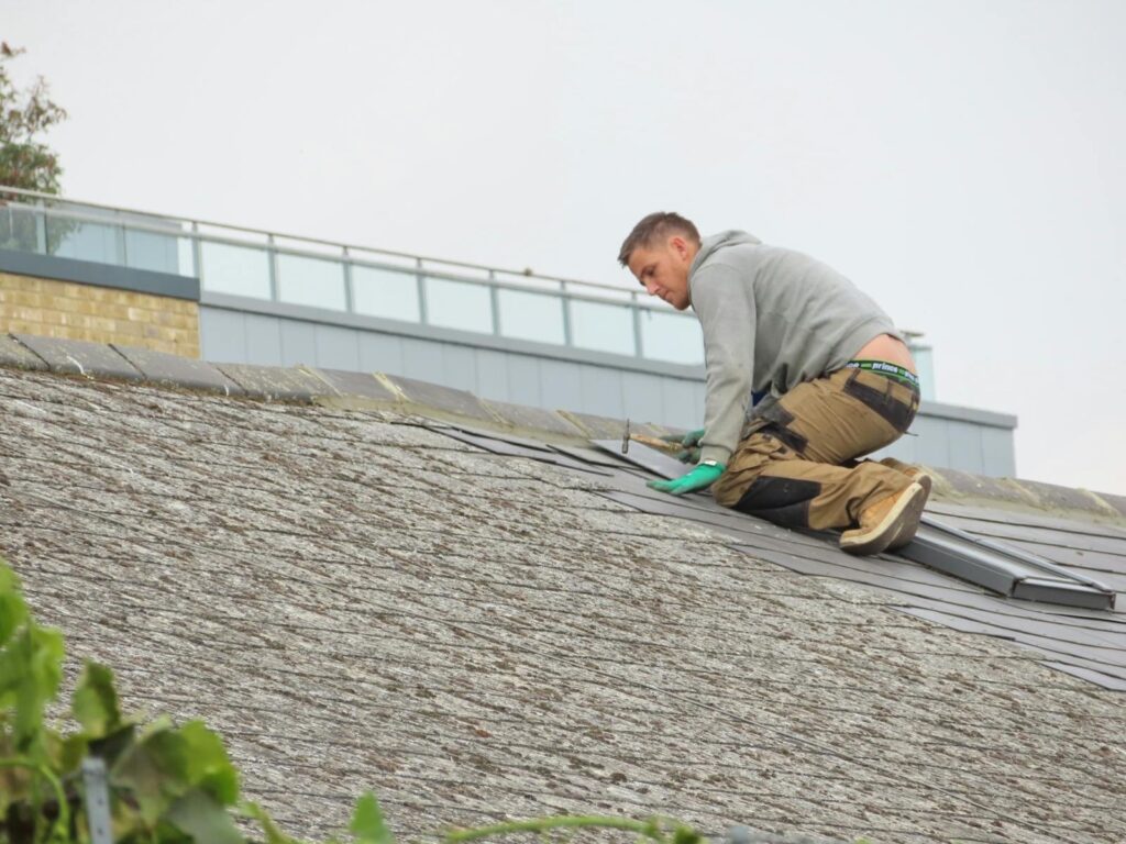 Pose d'une membrane d'étanchéité EPDM sur toiture